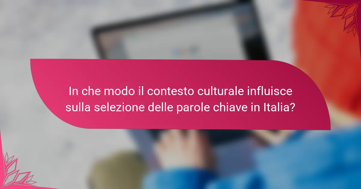 In che modo il contesto culturale influisce sulla selezione delle parole chiave in Italia?